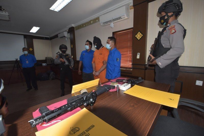 podiumnews.com-Warga Prancis Miliki Sabu dan Senjata Api Divonis 16 Bulan Penjara